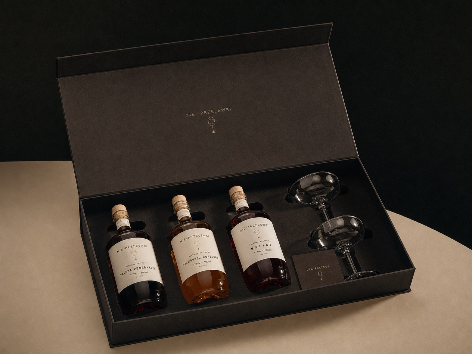 Alkohol na prezent dla firmy - zestaw Box Prezesa Nie Przelewki: trzy nalewki 500 ml, 17,5%, z kieliszkami w pudełku prezentowym