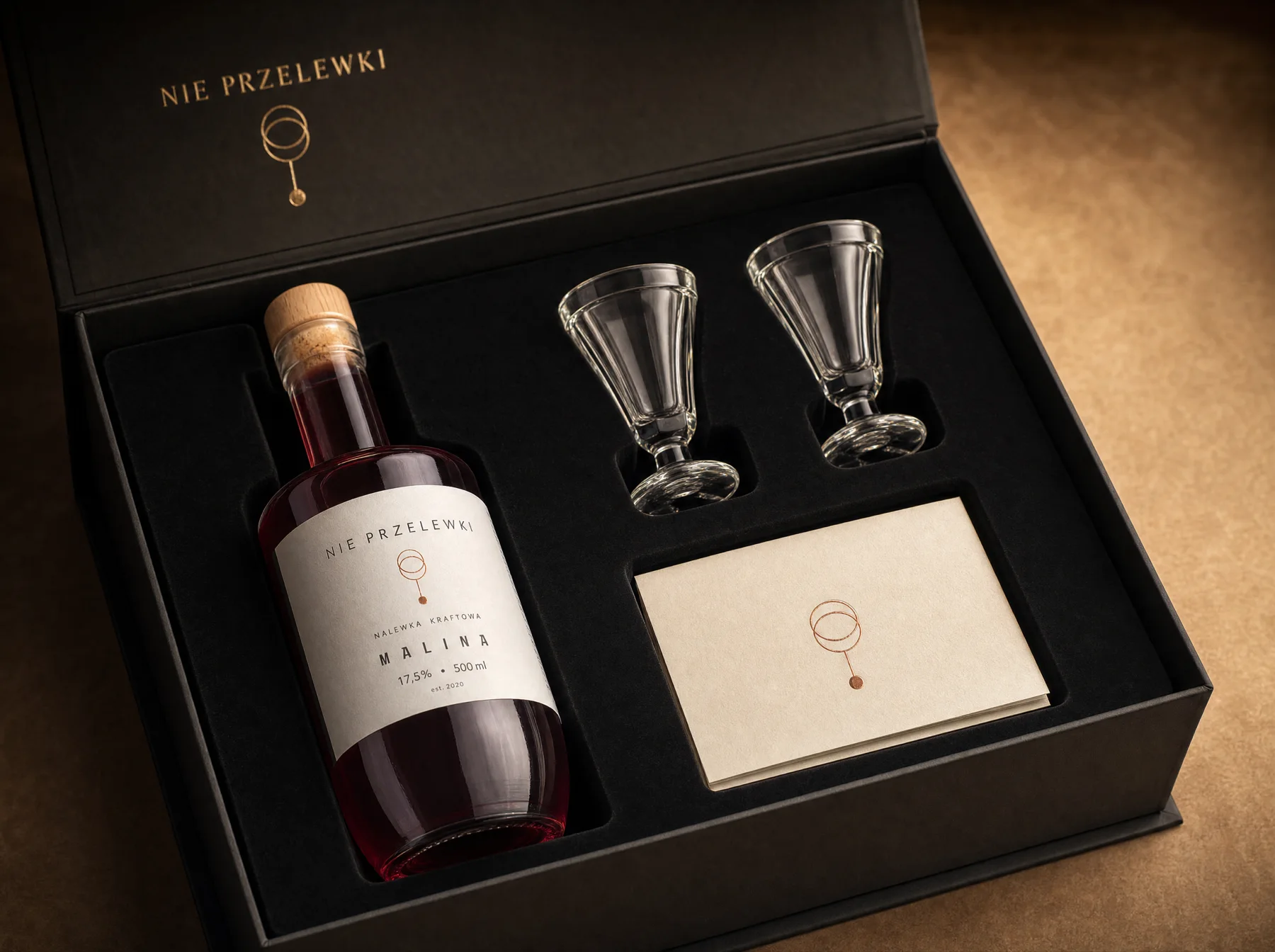 Zestaw prezentowy Classic Elegance - nalewka Wiśnia 500 ml z dwoma kieliszkami degustacyjnymi w czarnym pudełku premium