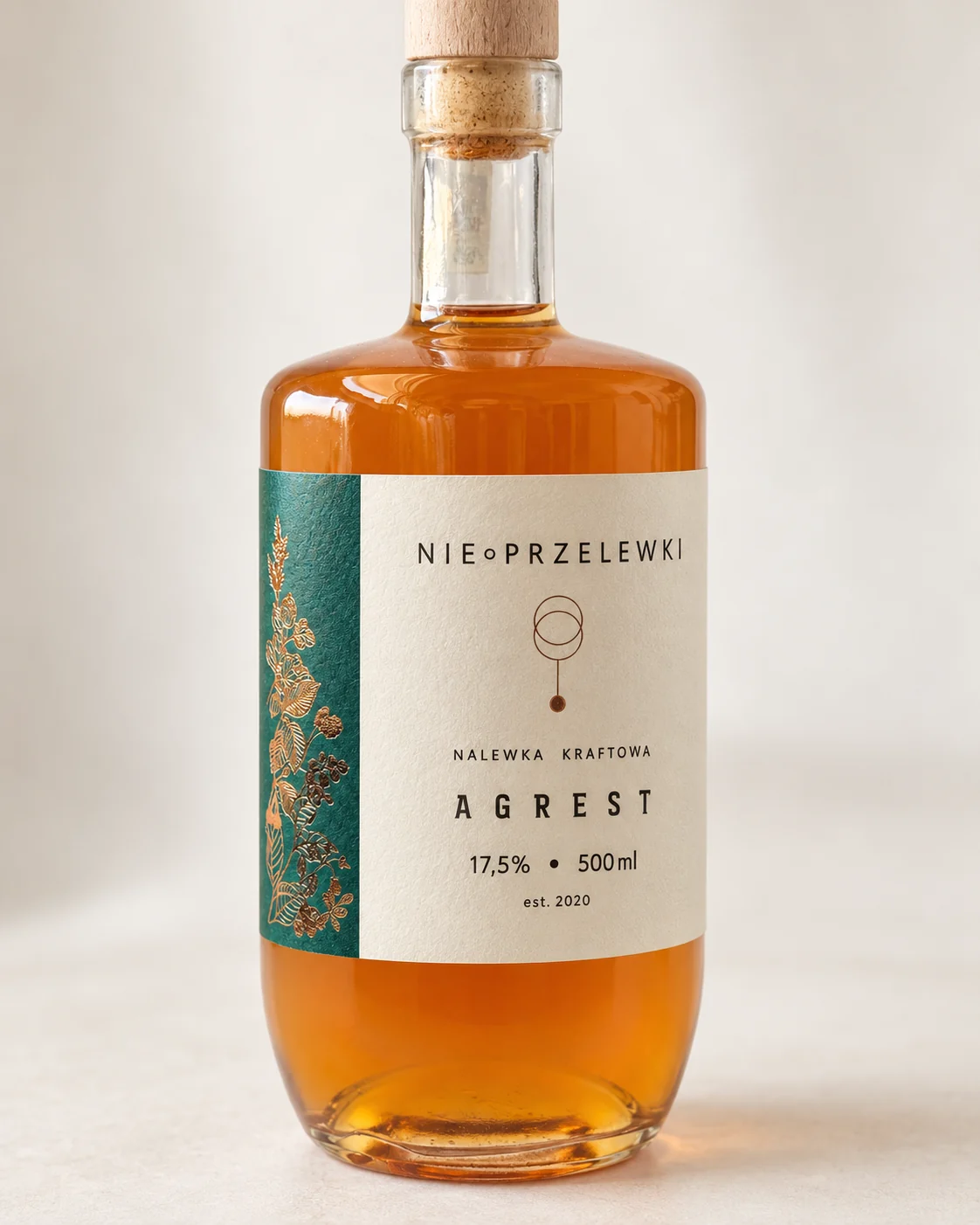 Close-up of the Nie Przelewki Gooseberry label: flavour name, 17.5% and 500 ml