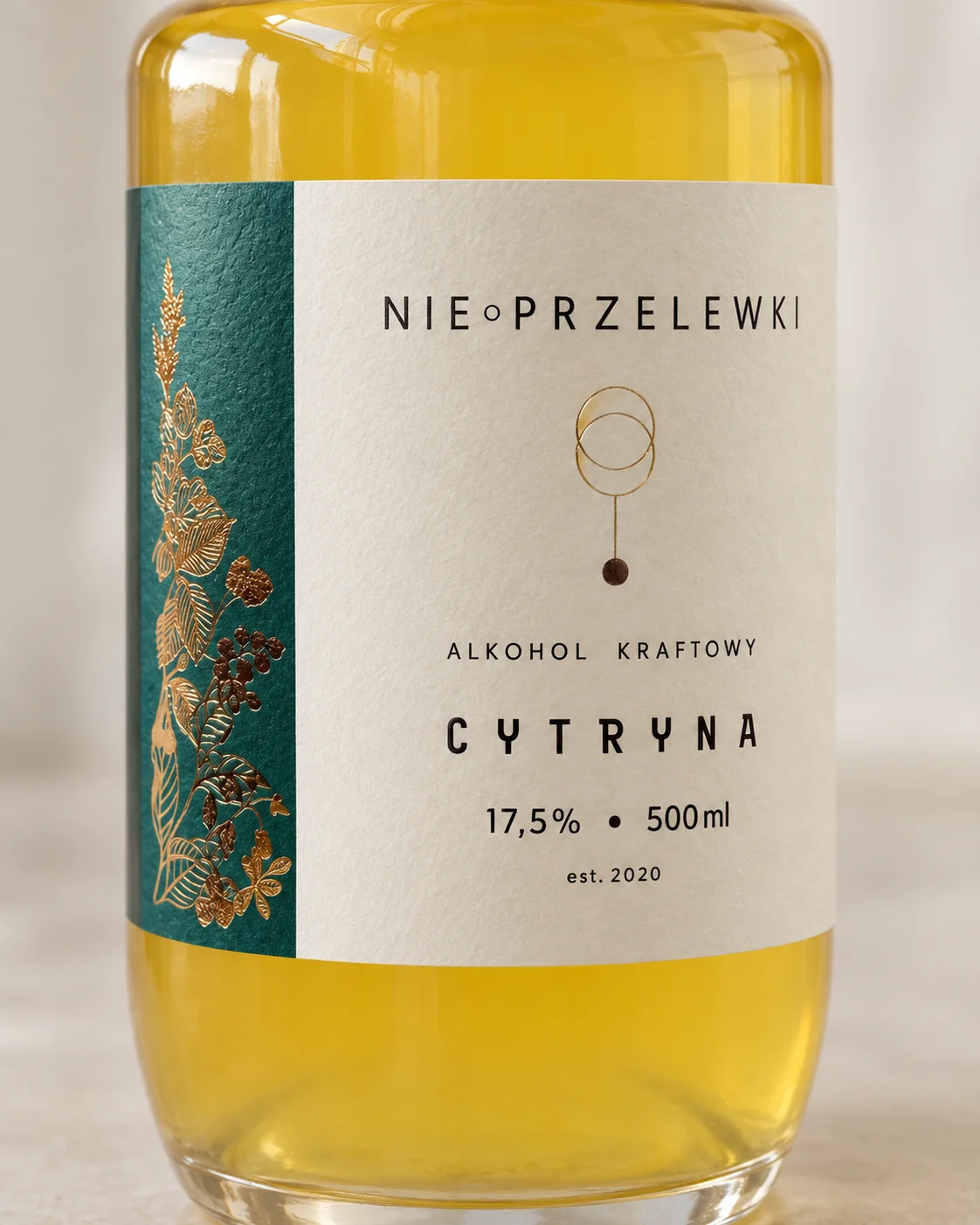 Close-up of the Nie Przelewki Lemon label: flavour name, 17.5% and 500 ml