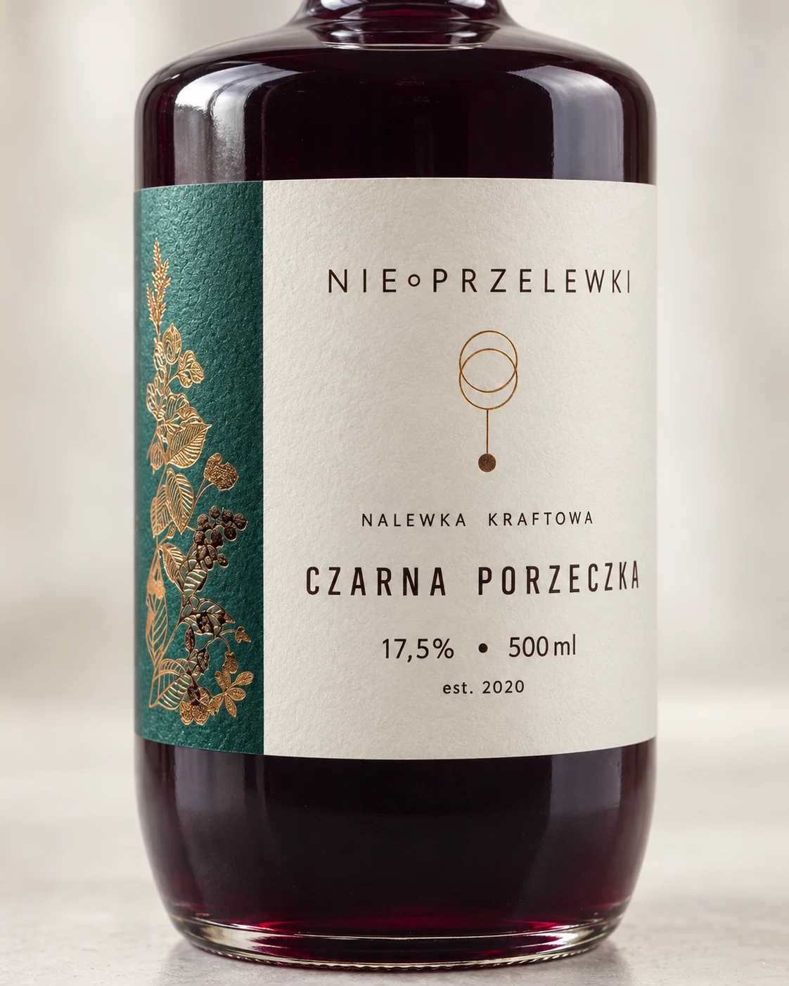 Close-up of the Nie Przelewki Blackcurrant label: flavour name, 17.5% and 500 ml