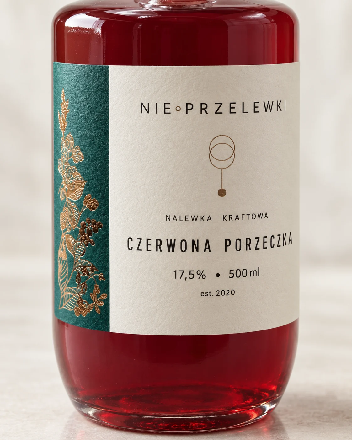 Close-up of the Nie Przelewki Redcurrant label: flavour name, 17.5% and 500 ml
