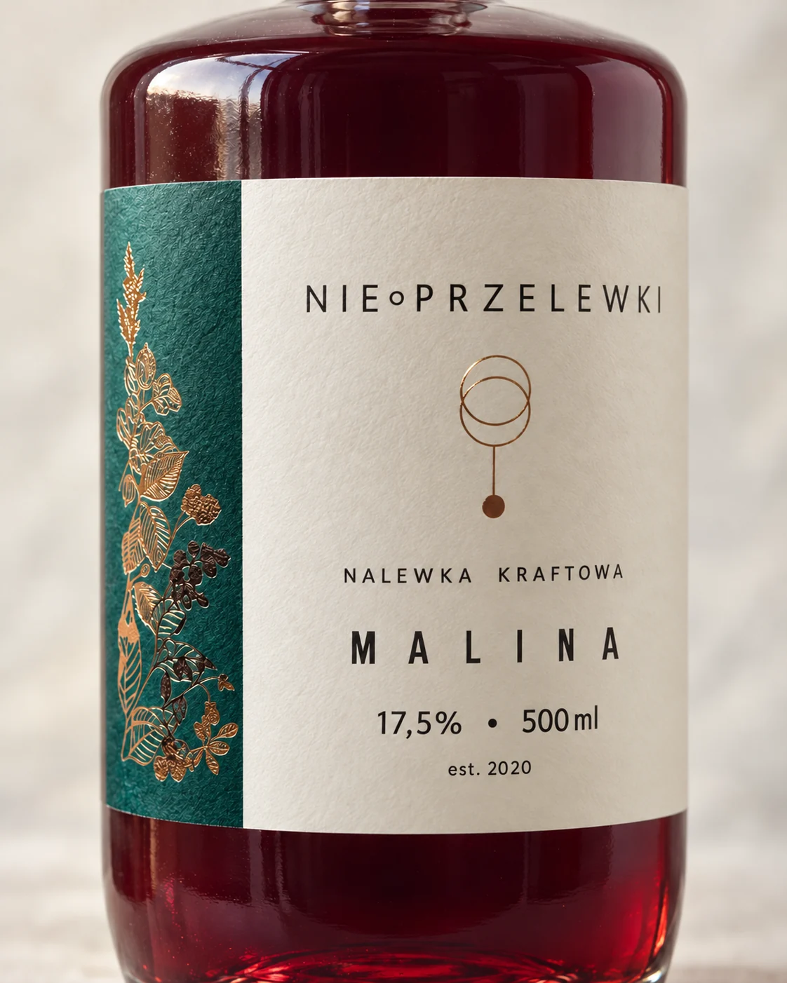 Close-up of the Nie Przelewki Raspberry label: flavour name, 17.5% and 500 ml