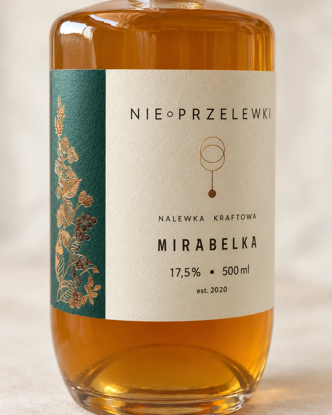 Close-up of the Nie Przelewki Mirabelle Plum label: flavour name, 17.5% and 500 ml
