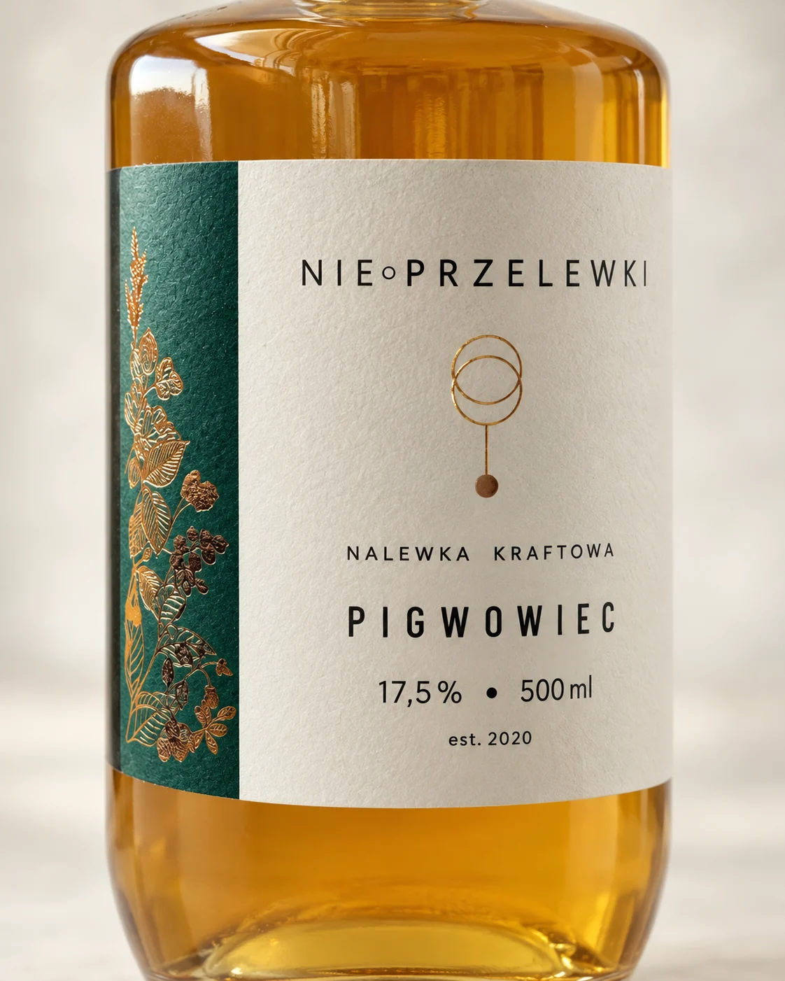 Close-up of the Nie Przelewki Japanese Quince label: flavour name, 17.5% and 500 ml