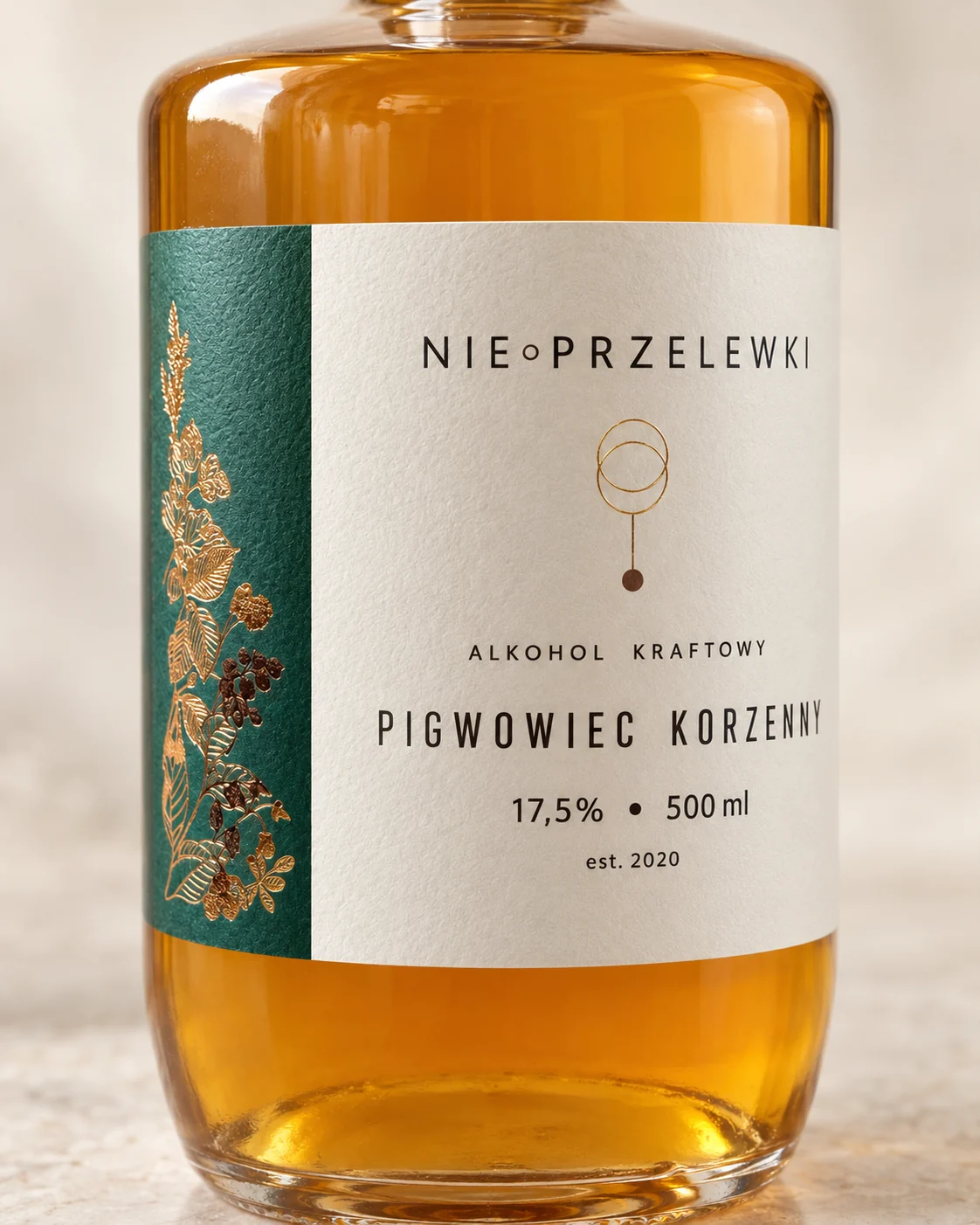 Close-up of the Nie Przelewki Spiced Quince label: flavour name, 17.5% and 500 ml