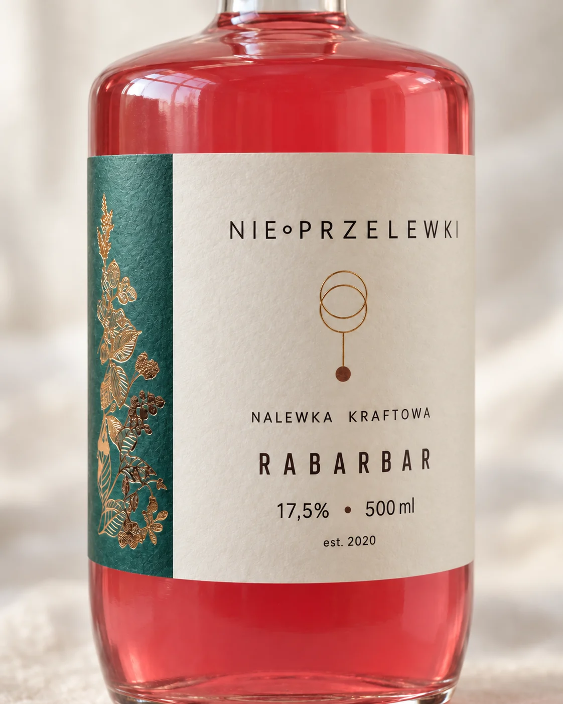 Close-up of the Nie Przelewki Rhubarb label: flavour name, 17.5% and 500 ml