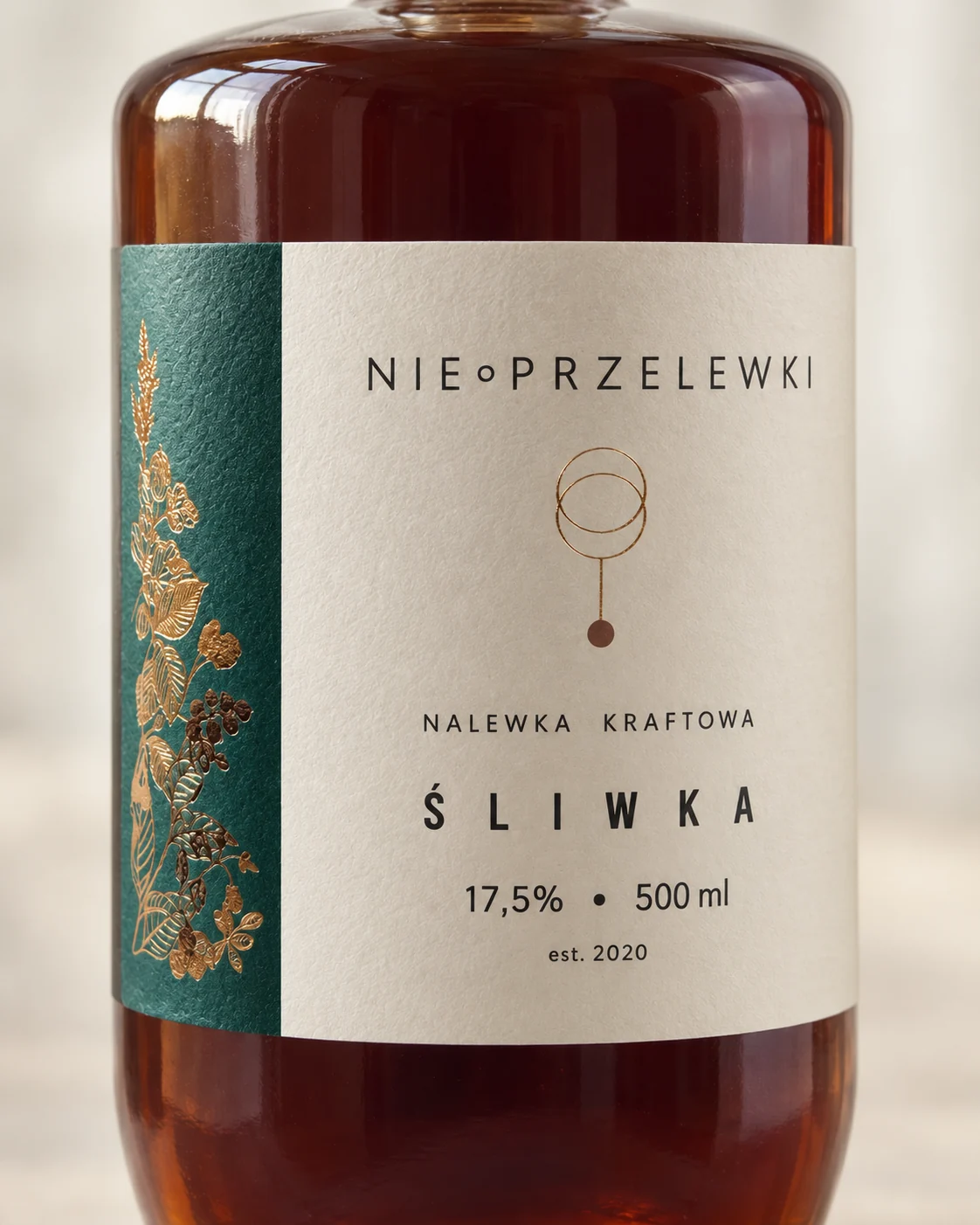 Close-up of the Nie Przelewki Plum label: flavour name, 17.5% and 500 ml