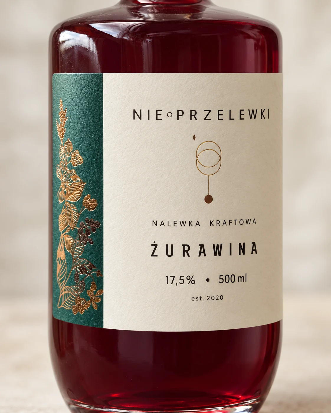 Close-up of the Nie Przelewki Cranberry label: flavour name, 17.5% and 500 ml